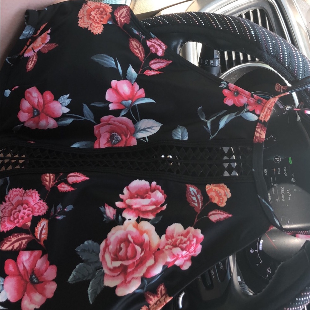 2x bikini top, never been worn.. tags still on it